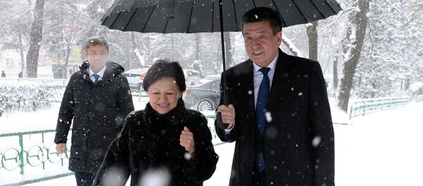 Президент КР Сооронбай Жээнбеков и директор профессионального лицея № 98 Нуриса Иманкулова  - Sputnik Кыргызстан