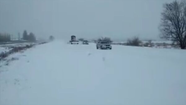 Как УОБДД Чуйской области помогает снег убирать — видео - Sputnik Кыргызстан