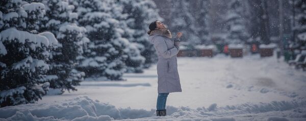 Кыз каар жаап жаткан учурда. Архив Кыз каар жаап жаткан учурда. Архив - Sputnik Кыргызстан