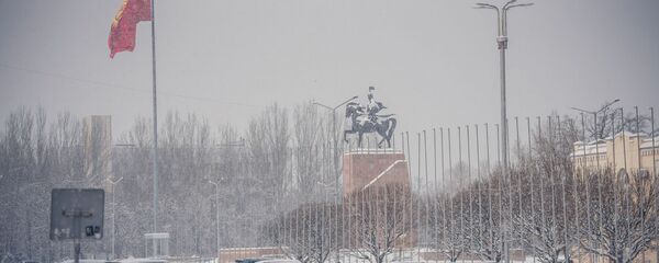 Последствия сильного снегопада в Бишкеке - Sputnik Кыргызстан