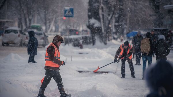 Сотрудники МП Тазалык во время уборки снега. Архивное фото - Sputnik Кыргызстан