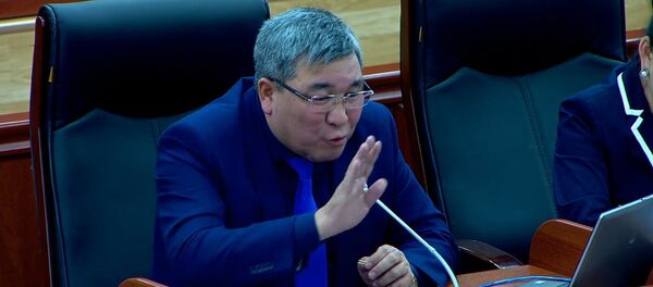 Рыскелди Момбеков саламаттык сактоо министрин зекиди. Видео - Sputnik Кыргызстан