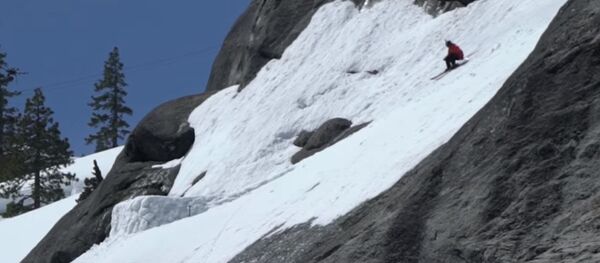 Жанынан кечкенби? Аска боорунан секирип баратып жыгылган лыжачынын видеосу - Sputnik Кыргызстан