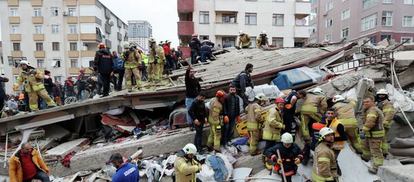 Спасатели работают на месте обрушенного жилого здания в районе Картал, Стамбул, Турция, 6 февраля 2019 года - Sputnik Кыргызстан