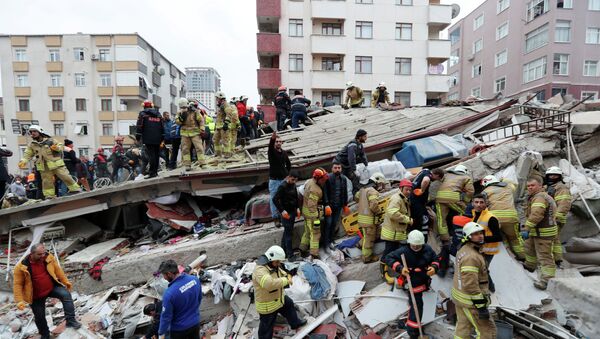 Спасатели работают на месте обрушенного жилого здания в районе Картал, Стамбул, Турция, 6 февраля 2019 года - Sputnik Кыргызстан