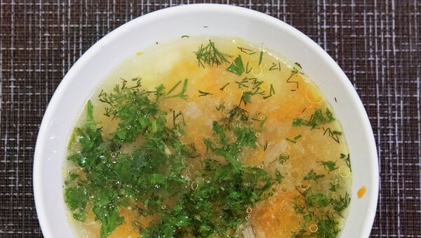 Суп из куриных грудок на столе - Sputnik Кыргызстан