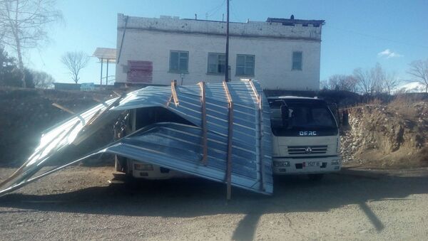 В Чолпон-Ате ветер снес крышу с местного управления горводоканала - Sputnik Кыргызстан