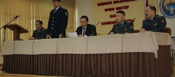 Новых руководителей подразделений МВД представили сегодня личному составу центрального аппарата министерства глава МВД Кашкар Джунушалиев и его заместитель Курсан Асанов - Sputnik Кыргызстан