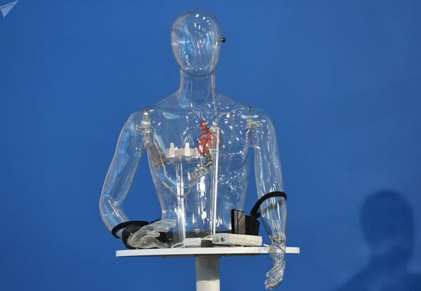 Алматинцу впервые в мире вставили сердце будущего. Как он с этим живет - Sputnik Кыргызстан