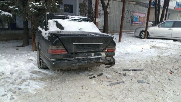 В Бишкеке BMW врезался в припаркованный Mercedes-Benz и скрылся с места происшествия - Sputnik Кыргызстан