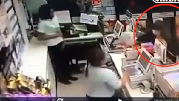 Продавщица выставила живым щитом коллегу, спасаясь от грабителя. Видео - Sputnik Кыргызстан