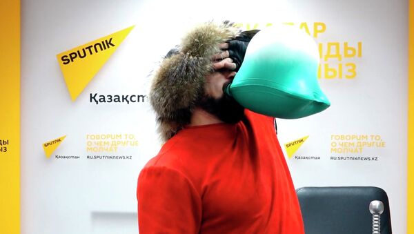 Силач показывает невероятные трюки — впечатляющее видео из Астаны - Sputnik Кыргызстан