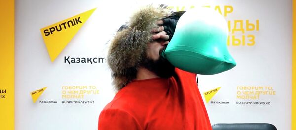 Силач показывает невероятные трюки — впечатляющее видео из Астаны - Sputnik Кыргызстан