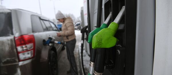 Женщина заправляет автомобиль на одной из автозаправочных станций в Москве - Sputnik Кыргызстан