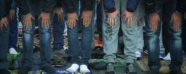 Намаз окуп жаткан адамдар. Архив - Sputnik Кыргызстан