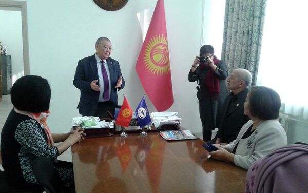 Токон Мамытов поблагодарил награжденных за активную жизненную позицию в защите прав человека и стремление к справедливости. - Sputnik Кыргызстан