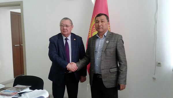 Вручение двоим кыргызстанцам медали омбудсмена Акыйкат - Sputnik Кыргызстан