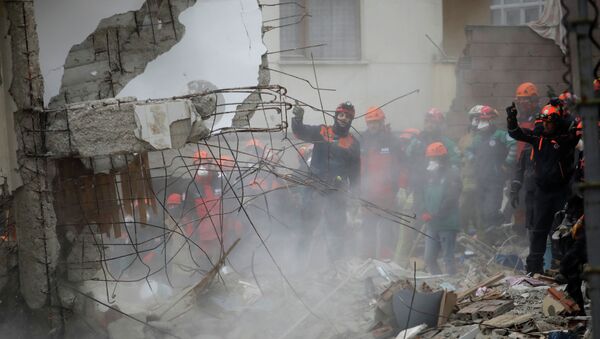 Спасатели работают на месте обрушенного жилого здания в районе Картал, Стамбул, Турция, 7 февраля 2019 года - Sputnik Кыргызстан