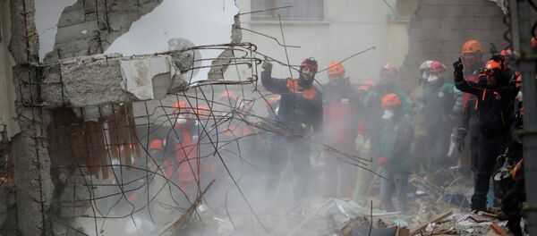 Спасатели работают на месте обрушенного жилого здания в районе Картал, Стамбул, Турция, 7 февраля 2019 года - Sputnik Кыргызстан