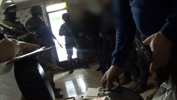 Как спецназ нагрянул в подпольный игорный клуб в Бишкеке — видео - Sputnik Кыргызстан