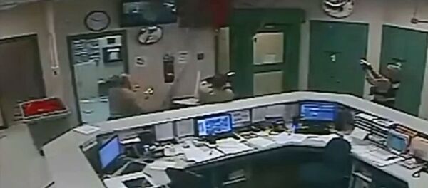 Беглец упал с потолка в комнату, где его ждала охрана тюрьмы. Видео - Sputnik Кыргызстан