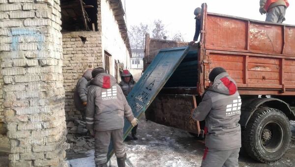 Демонтаж забора вдоль дороги в Манас - Sputnik Кыргызстан