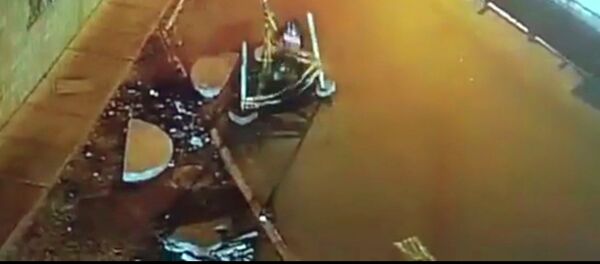 Көзүңдү кара! Телефон тиктеп бараткан жигиттин аңга кулаган видеосу Көзүңдү кара! Телефон тиктеп бараткан жигиттин аңга кулаган видеосу - Sputnik Кыргызстан