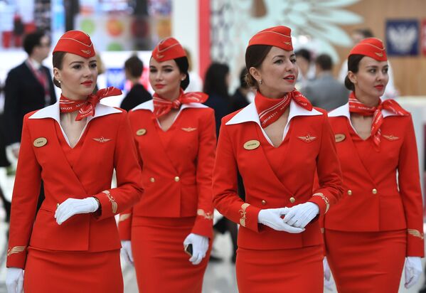 Стюардессы авиакомпании Аэрофлот на Российском инвестиционном форуме (РИФ-2018) в Сочи - Sputnik Кыргызстан