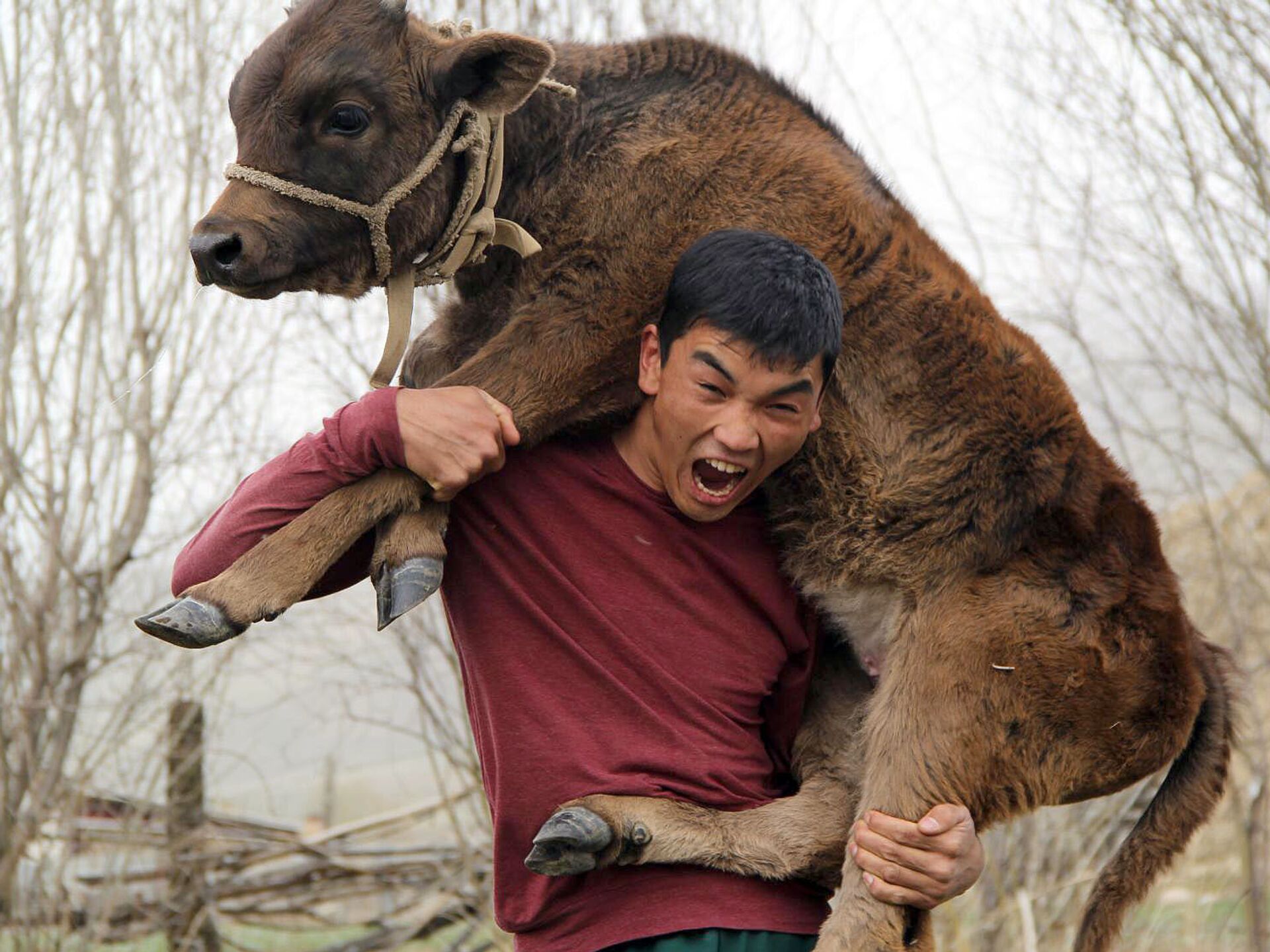 Жас қыз немересімен секс Олар киім-кешек бөлмесінде сүйкімді сатушы әйелді ұрып жіберді