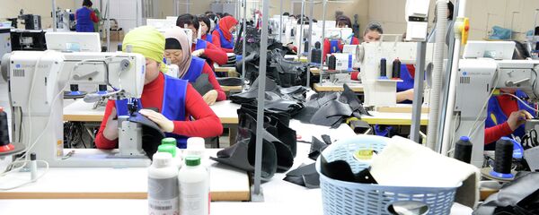 Президент Сооронбай Жээнбеков ознакомился с деятельностью компанией ОсОО Империал групп Ко в Сокулукском районе - Sputnik Кыргызстан