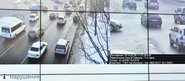 Премьер-министр Мухаммедкалый Абылгазиев посетил Центр мониторинга ГУОБДД МВД КР - Sputnik Кыргызстан