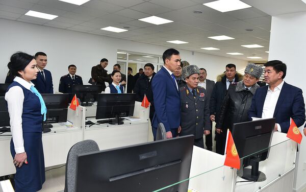 Абылгазиев ознакомился со всеми этапами работы центра и посетил отдел приема населения. - Sputnik Кыргызстан