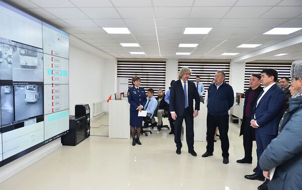 Премьер-министр Мухаммедкалый Абылгазиев посетил центр мониторинга Главного управления обеспечения безопасности дорожного движения МВД - Sputnik Кыргызстан