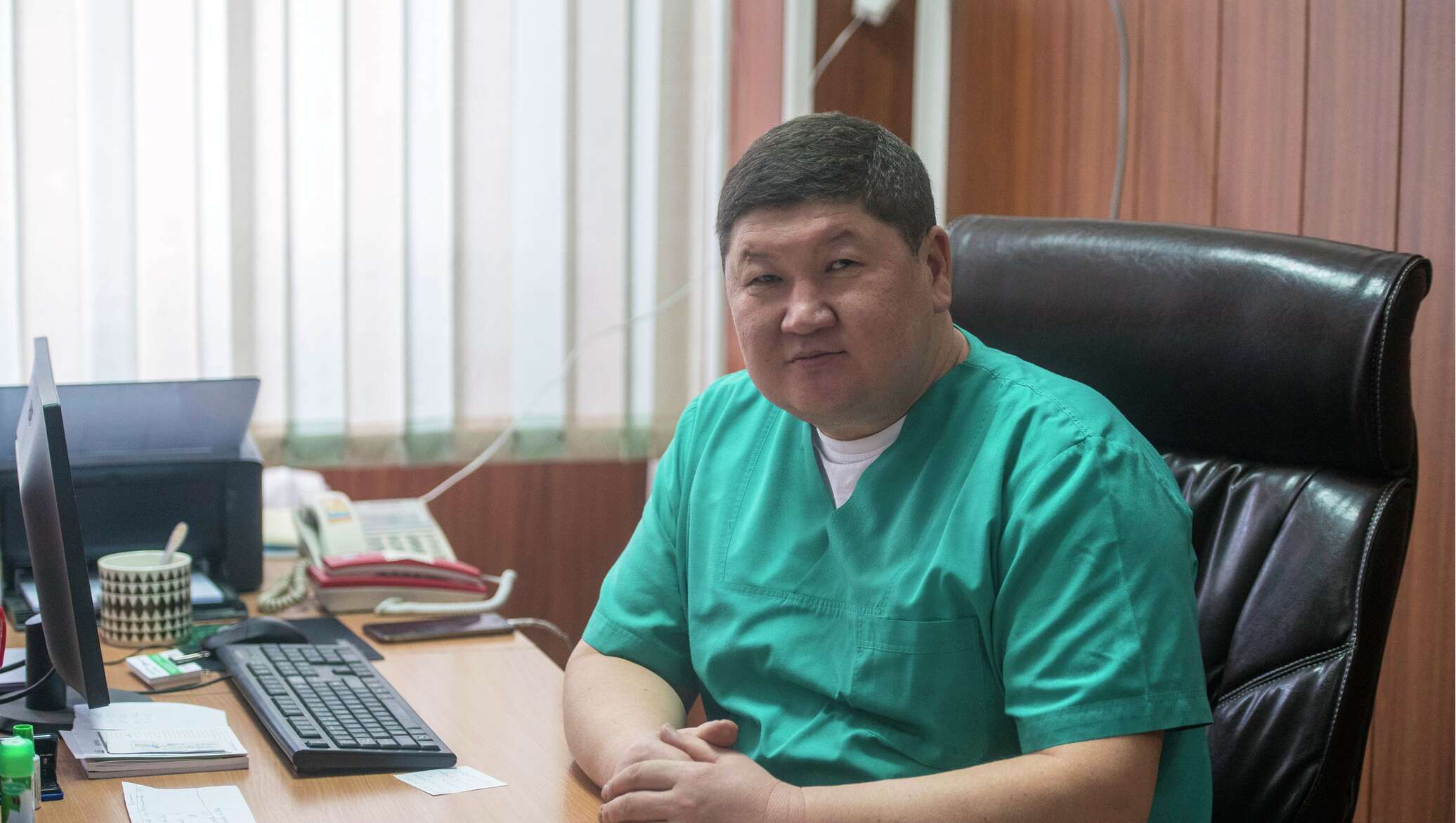 Доктор киргизов. Бакытбек Нарбеков. Исаков Бакытбек. Врач Киргизия. Уролог Киргизия.