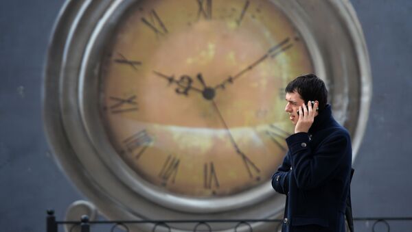 Мужчина разговаривает по телефону. Архивное фото - Sputnik Кыргызстан