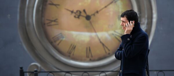 Мужчина разговаривает по телефону на Мясницкой улице в Москве. - Sputnik Кыргызстан