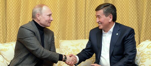 Неформальная встреча президента КР Сооронбая Жээнбекова и главы РФ Владимира Путина в Сочи - Sputnik Кыргызстан