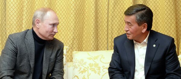 Неформальная встреча президента КР Сооронбая Жээнбекова и главы РФ Владимира Путина в Сочи - Sputnik Кыргызстан