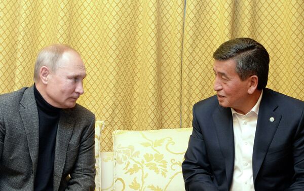 Пресс-служба президента Кыргызстана опубликовала фотографии со встречи Сооронбая Жээнбекова с российским лидером Владимиром Путиным - Sputnik Кыргызстан