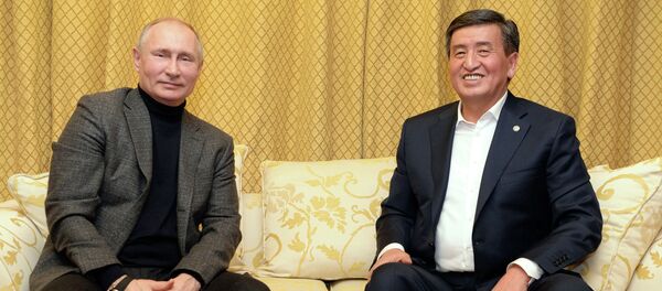 Неформальная встреча президента КР Сооронбая Жээнбекова и главы РФ Владимира Путина в Сочи Неформальная встреча президента КР Сооронбая Жээнбекова и главы РФ Владимира Путина в Сочи - Sputnik Кыргызстан