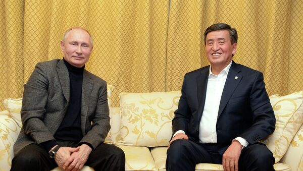 Неформальная встреча президента КР Сооронбая Жээнбекова и главы РФ Владимира Путина в Сочи - Sputnik Кыргызстан