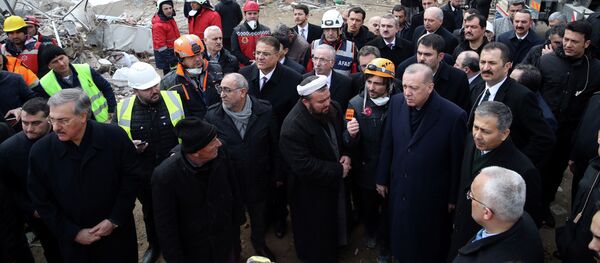 Түркиянын президенти Режеп Тайип Эрдоган Стамбул шаарынын Картал районунда урап түшкөн үйдөн маркум болгондордун сөөгүн жерге берүү зыйнатында - Sputnik Кыргызстан