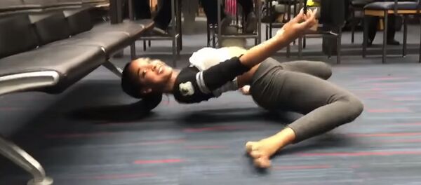 Приятно смотреть — гибкая красотка развлекается в аэропорту. Видео Приятно смотреть — гибкая красотка развлекается в аэропорту. Видео - Sputnik Кыргызстан