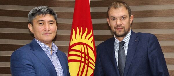 Президент Федерации футбола Кыргызстана Канатбек Маматов и главный тренер национальной сборной Александр Крестинин Президент Федерации футбола Кыргызстана Канатбек Маматов и главный тренер национальной сборной Александр Крестинин - Sputnik Кыргызстан