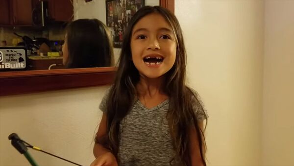 Как быстро удалить молочный зуб — девочка нашла интересный способ. Видео - Sputnik Кыргызстан