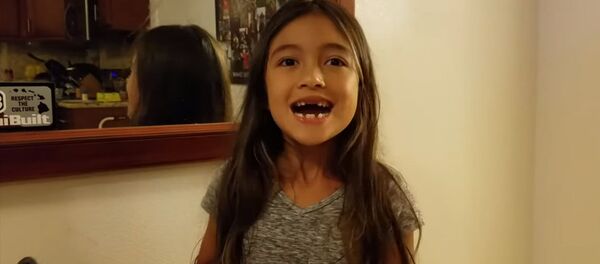 Как быстро удалить молочный зуб — девочка нашла интересный способ. Видео - Sputnik Кыргызстан