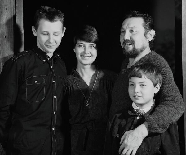 Акын, жазуучу, сценарист... Аалы Токомбаевдин уулу Улан жөнүндө 5 факты Акын, жазуучу, сценарист... Аалы Токомбаевдин уулу Улан жөнүндө 5 факты - Sputnik Кыргызстан