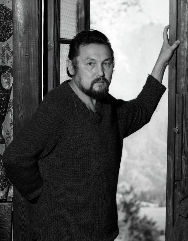 Акын, жазуучу, сценарист... Аалы Токомбаевдин уулу Улан жөнүндө 5 факты Акын, жазуучу, сценарист... Аалы Токомбаевдин уулу Улан жөнүндө 5 факты - Sputnik Кыргызстан