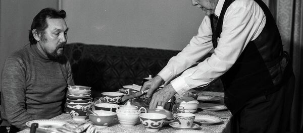 Жазуучу Аалы Токомбаев жана уулу Улан Токомбаев  - Sputnik Кыргызстан