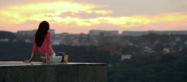 Девушка любуется видом на город. Архивное фото - Sputnik Кыргызстан